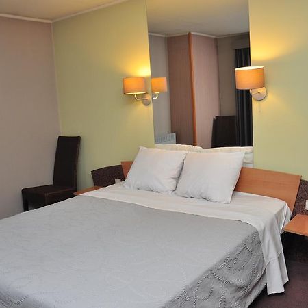 Hotel Afrit 28 Heusden-Zolder Quarto foto