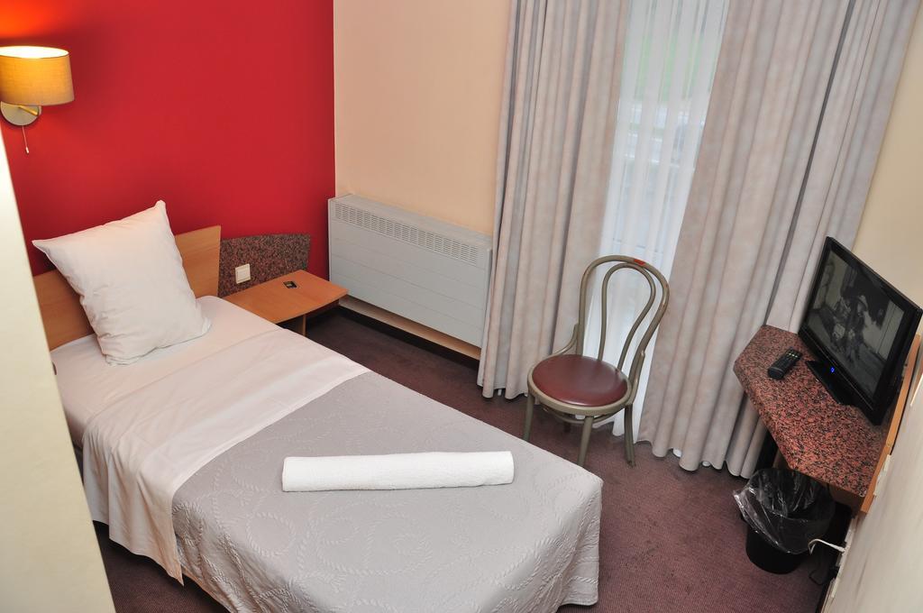 Hotel Afrit 28 Heusden-Zolder Quarto foto