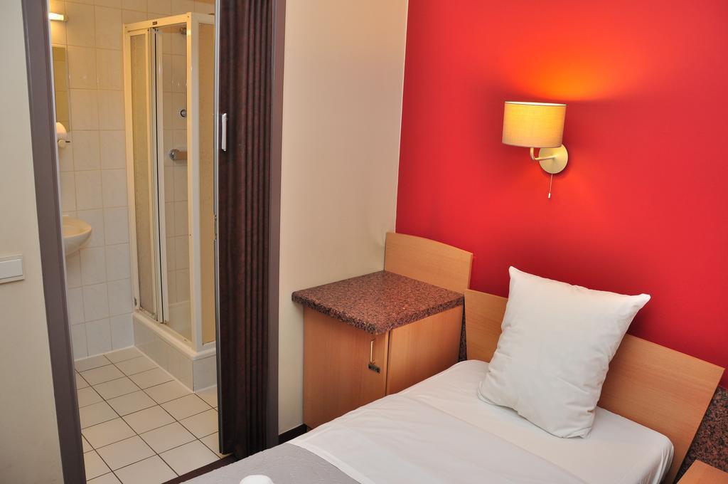 Hotel Afrit 28 Heusden-Zolder Quarto foto