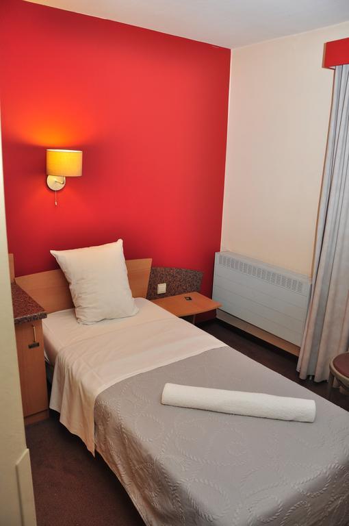 Hotel Afrit 28 Heusden-Zolder Quarto foto