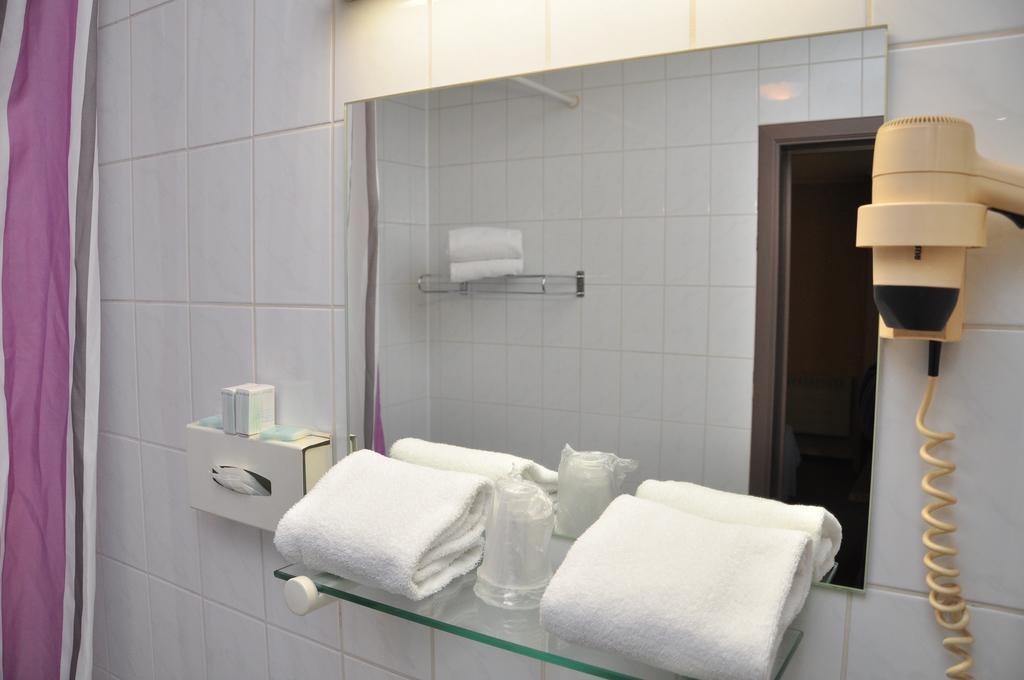 Hotel Afrit 28 Heusden-Zolder Quarto foto