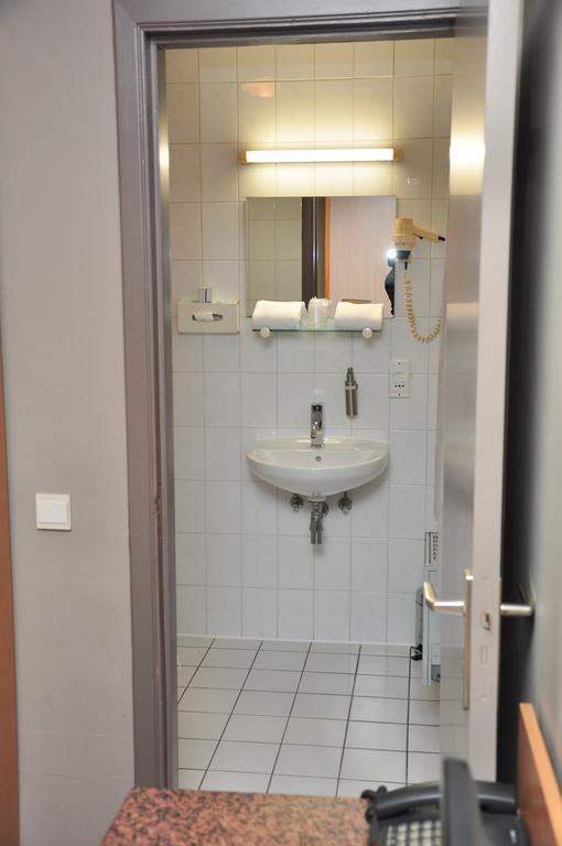 Hotel Afrit 28 Heusden-Zolder Quarto foto