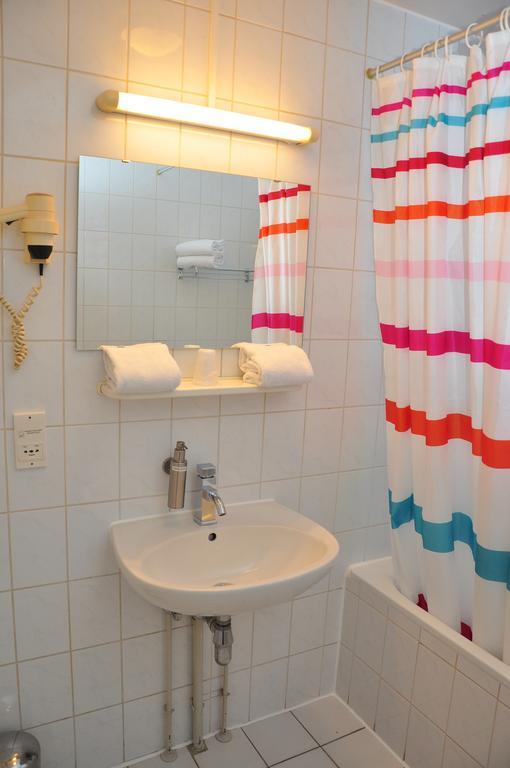 Hotel Afrit 28 Heusden-Zolder Quarto foto