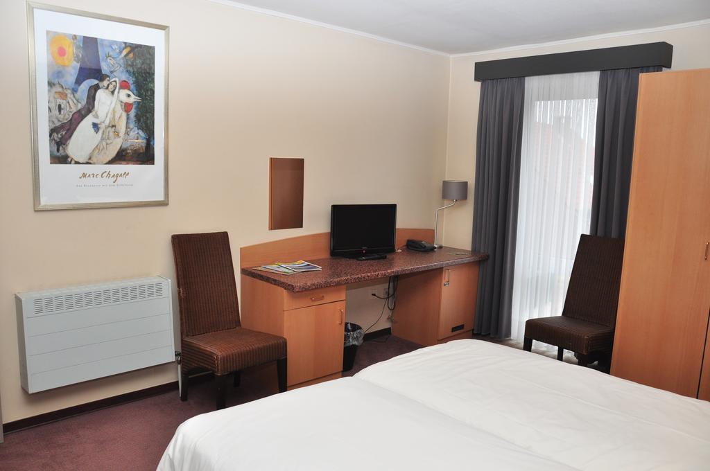 Hotel Afrit 28 Heusden-Zolder Quarto foto
