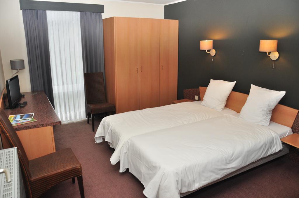 Hotel Afrit 28 Heusden-Zolder Quarto foto
